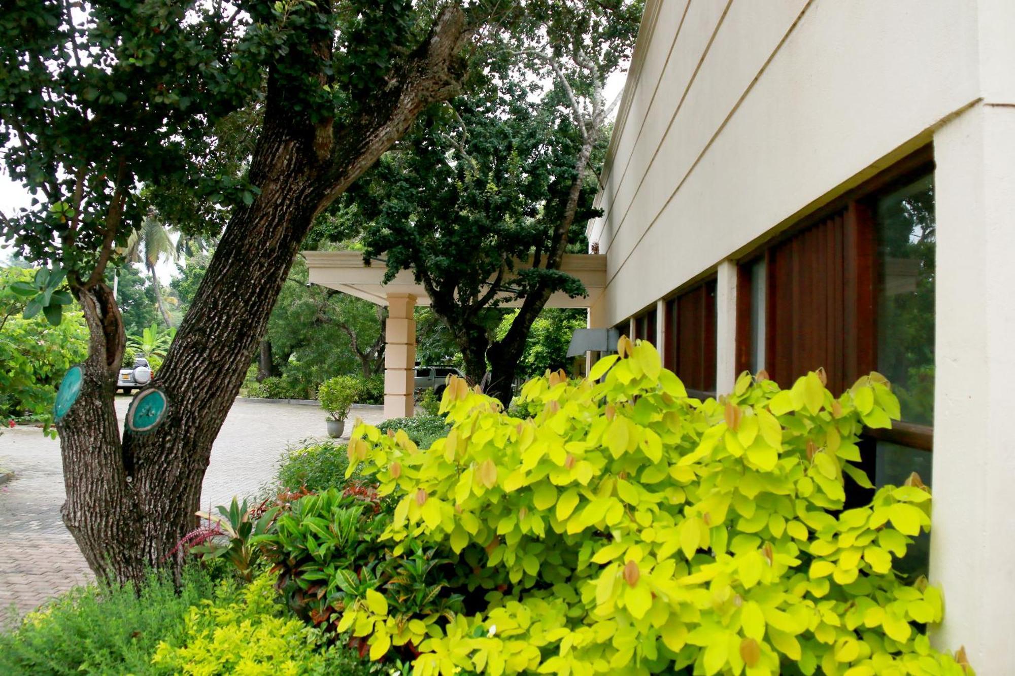Jade Green Hotel Hambantota Bagian luar foto