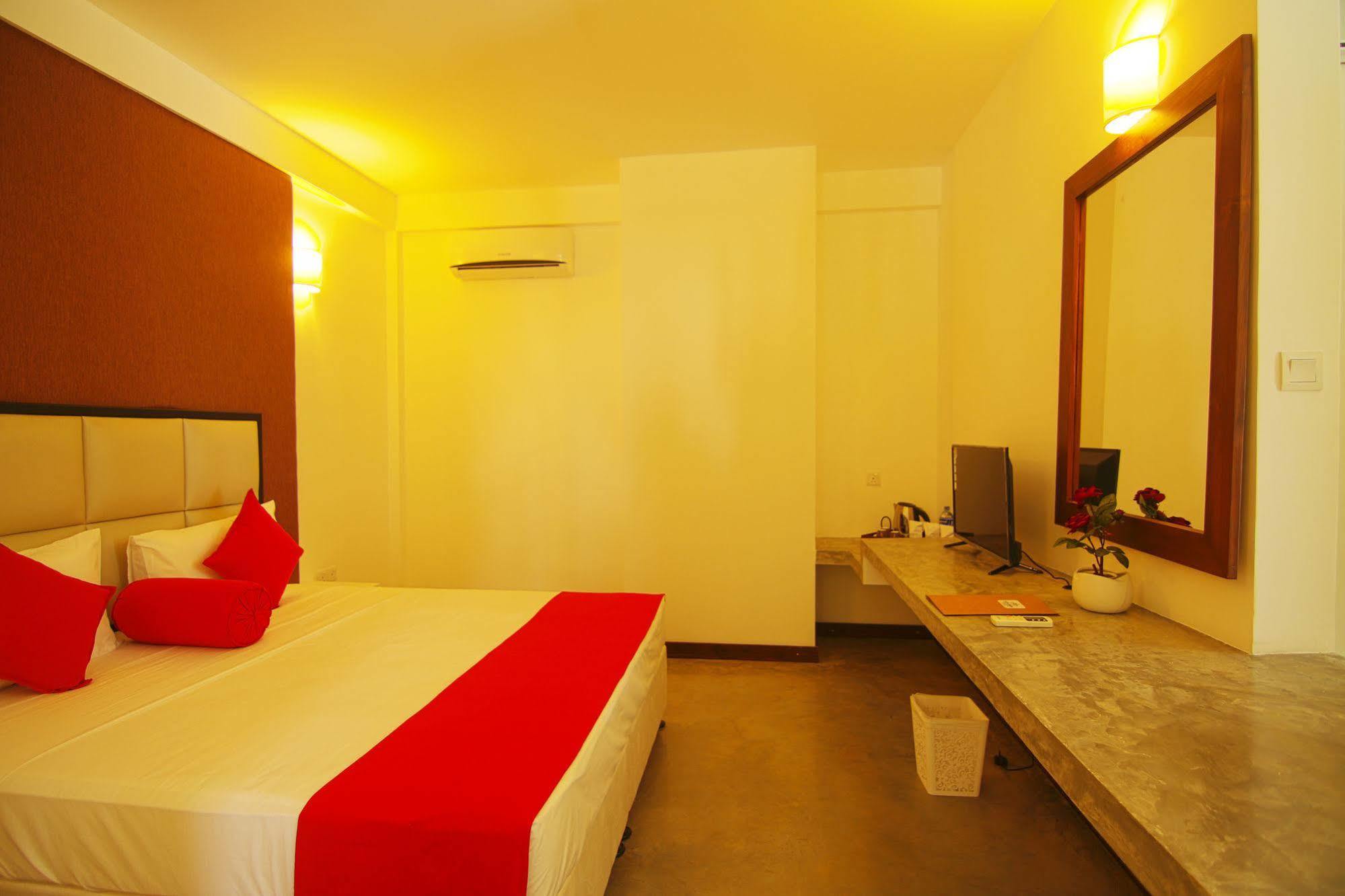Jade Green Hotel Hambantota Bagian luar foto