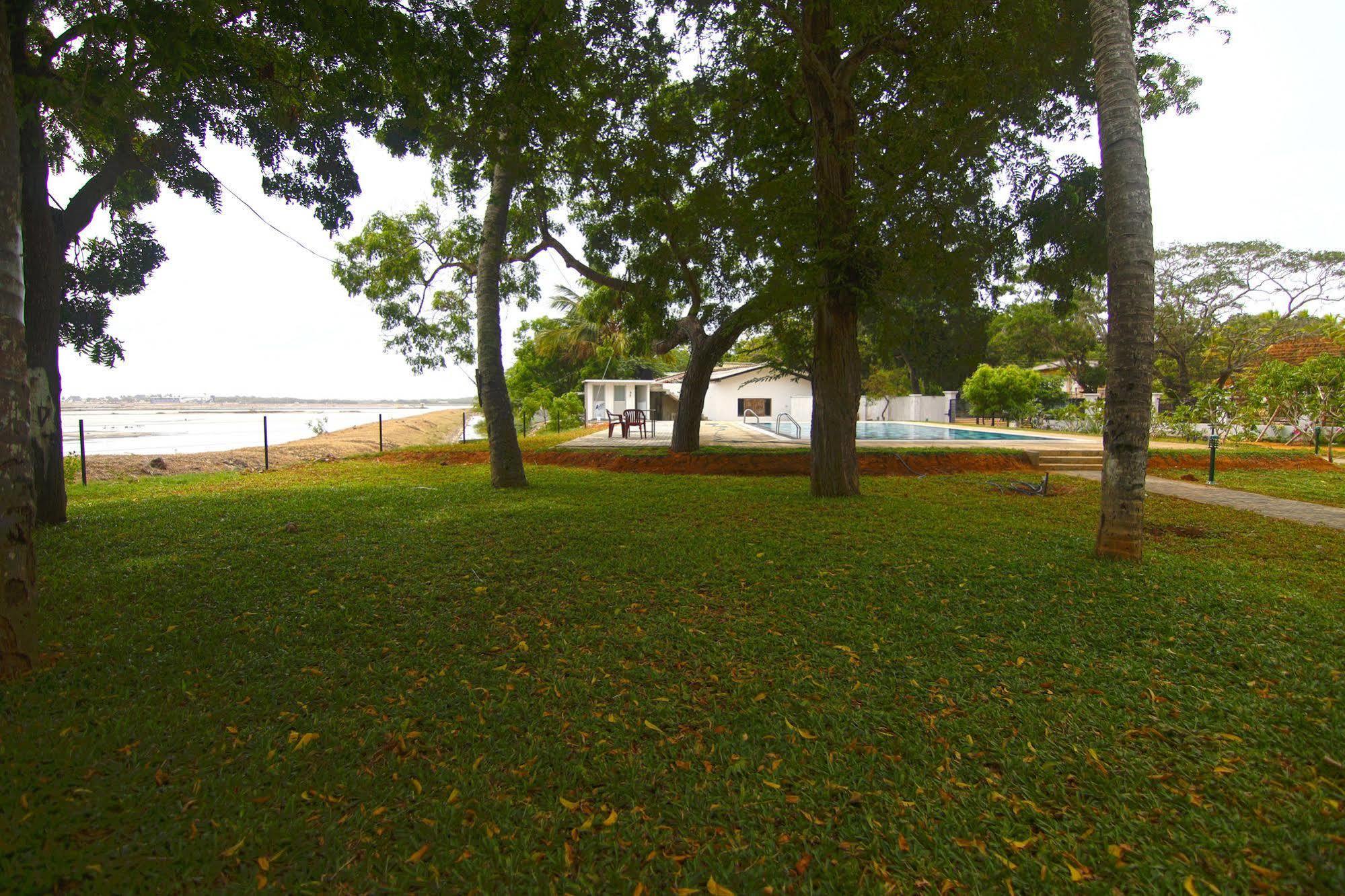 Jade Green Hotel Hambantota Bagian luar foto